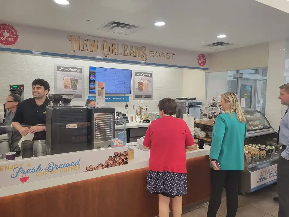 two women ordering coffee
